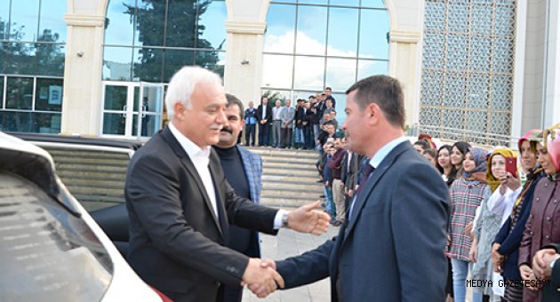 PROF. DR. NİHAT HATİPOĞLU, SEVENLERİYLE BULUŞTU…