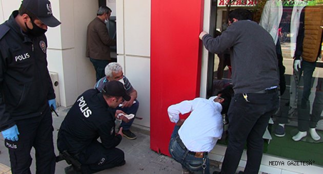 Reklam panosuna sıkışan kırlangıç yavruları kurtarıldı