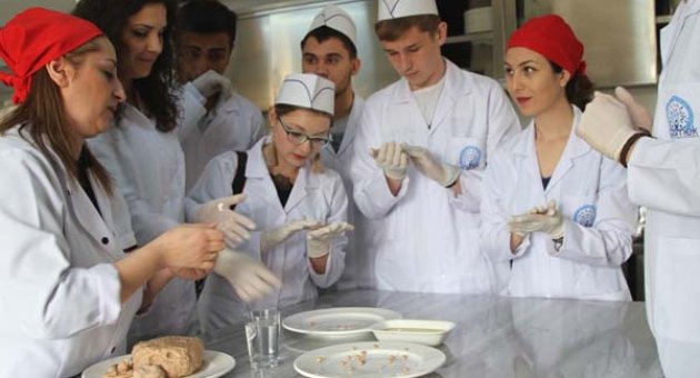 RUS ÖĞRENCİLER GAZİANTEP’TE DOLMA DOLDURUP, YUVALAMA YAPTI