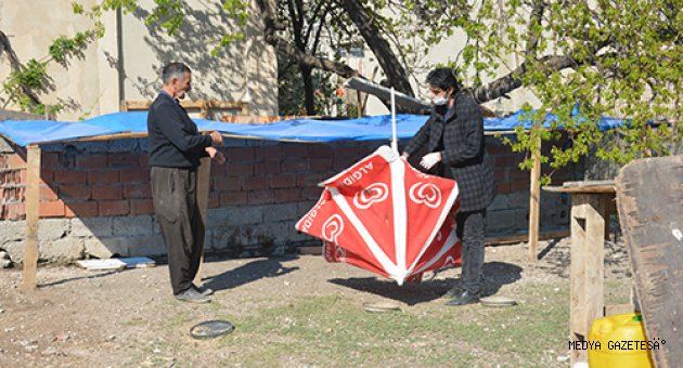 Rüzgarın etkisiyle uçan gölgelik şemsiye uzun süre havada kaldı