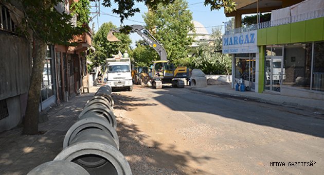 SAÇAKLIZADE MAHALLESİNDE KANALİZASYON HATTI YENİLENİYOR