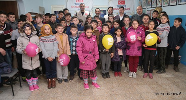 Sadakataşı Derneğinden Kahramanmaraş'ın kırsalındaki öğrencilere bot ve mont
