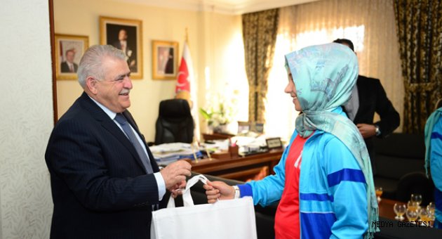 ŞAMPİYON KIZLAR BAŞKAN MAHÇİÇEK’İ ZİYARET ETTİ