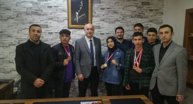 ŞAMPİYON ÖĞRENCİLER'DEN AYDOĞAN’A ZİYARET