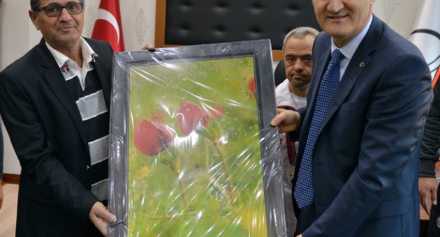 ŞAMPİYON SPORCULARDAN BAŞKAN OKAY’A ZİYARET