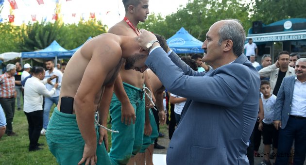 ŞAMPİYONLAR DEREKÖY ER MEYDANINDA