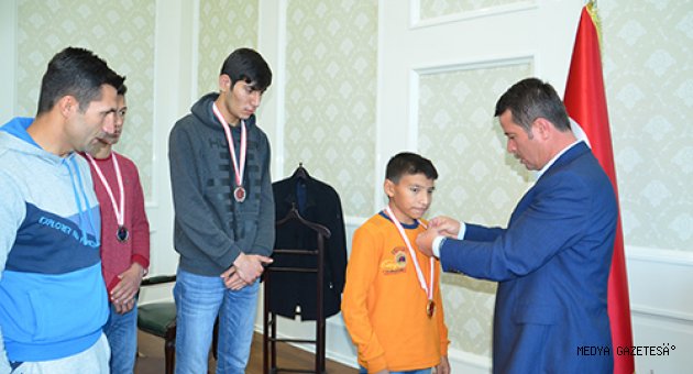 'ŞAMPİYONLARA BİR ÖDÜLDE BAŞKAN OKUMUŞ'DAN'