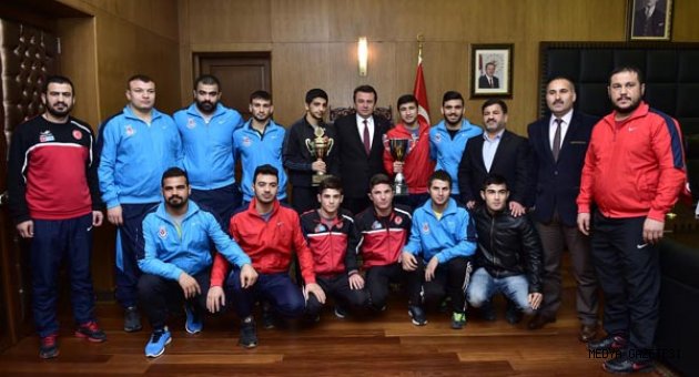 ŞAMPİYONLARDAN BAŞKAN ERKOÇ’A ZİYARET
