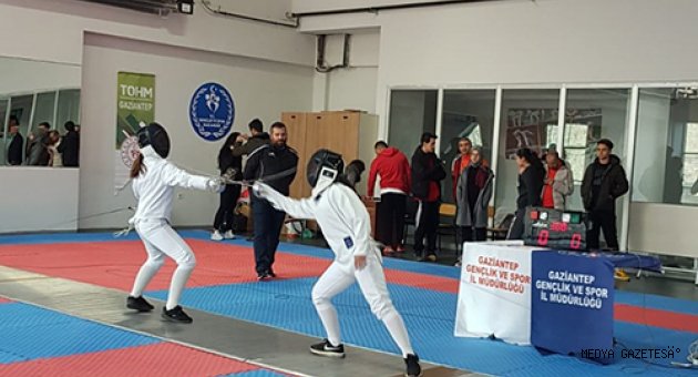 -SANKO OKULLARI ESKRİMDE TÜRKİYE FİNALLERİNE KATILACAK