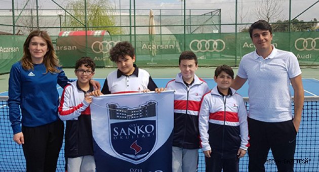 SANKO OKULLARI KÜÇÜK ERKEK TENİS TAKIMI İL BİRİNCİSİ