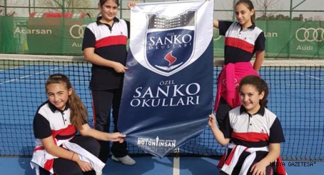 SANKO OKULLARI KÜÇÜK KIZ TENİS TAKIMI İL ÜÇÜNCÜSÜ OLDU