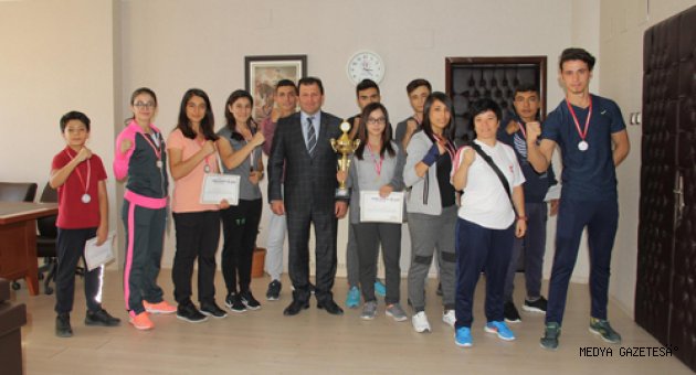 ŞEHİT EREN BÜLBÜL WUSHU SANDA TURNUVASINDA TAKIM BİRİNCİLİĞİ GELDİ