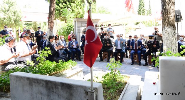 Şehitlere mezarlarına Karanfil bırakıldı