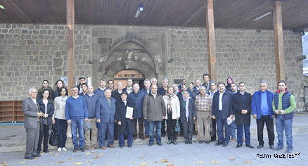 SEMPOZYUM GEZİ İLE TAÇLANDIRILDI