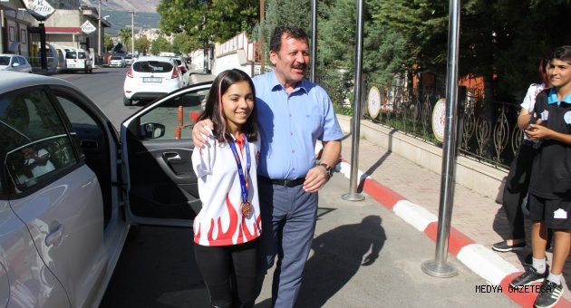 SEVİLAY ÖZTÜRK YÜZMEDE DÜNYA 3.SÜ