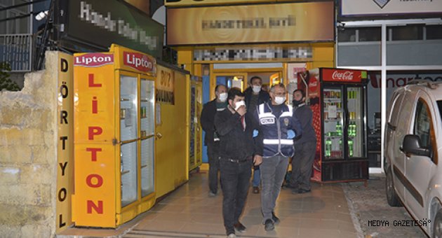Sokağa çıkma kısıtlamasına rağmen satış yapılan tekel bayisinde yakalandılar