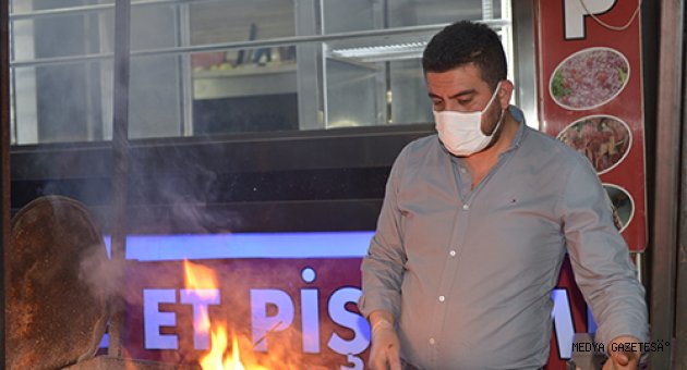 Sokağa çıkma kısıtlamasının ardından mangal yaktı