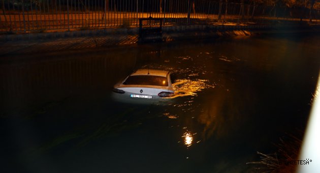 Sulama kanalına düşen otomobilin sürücüsü aracı bırakıp kaçtı
