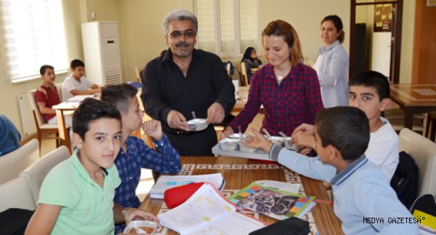 SÜLEYMAN ÇELEBİ HALK KÜTÜPHANESİ’NDEN ÖĞRENCİLERE AŞURE İKRAMI