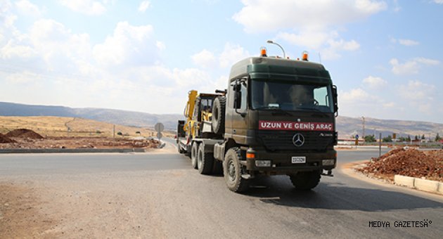 Suriye sınırına iş makinesi ve konteyner sevkiyatı