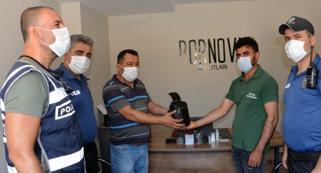 Suriyeli genç yolda bulduğu para dolu çantayı polise teslim etti