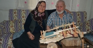 96 yaşındaki Abdurrazak dede, yaptığı kağnı maketleriyle sevindiriyor