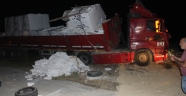 Adana'da freni tutmayan tır elektrik direğine çarptı
