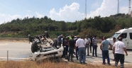Adana'da hafif ticari araç devrildi: 2 yaralı