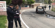 Adana'da hareket halindeyken yangın çıkan araç kullanılamaz hale geldi