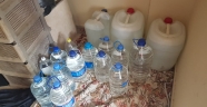 Adana'da imalathaneye dönüştürülen evde 865 litre sahte içki ele geçirildi