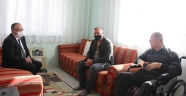 Afşin Belediye Başkanı Güven, engelli vatandaşın tekerlekli sandalye ihtiyacı karşıladı