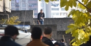 Ağabeyinin otomobilini kurşunlayıp silahla çatıya çıkan genç polis tarafından ikna edildi