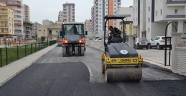 AKDENİZ MAHALLESİNDE SICAK ASFALT ÇALIŞMALARI SÜRÜYOR