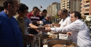 AKDO, İKİ AYRI NOKTA’DA AŞURE DAĞITTI