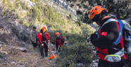 Antalya'da kuş avlarken uçurumdan düşen kişi kurtarıldı