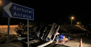 Antalya'da nar yüklü kamyon devrildi: 3 ölü