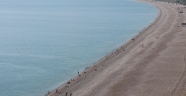 Antalya'da yabancı turistler denizin keyfini çıkardı