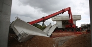 Antalya'daki tramvay inşaatında 40 tonluk beton blok, vincin üzerine düştü