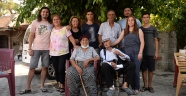 Asırlık dede, ahşap ev aletleri yaparak misafirlerini sevindiriyor