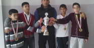 BADMİNTON ŞAMPİYONU DENİZ BİTMİŞ ORTAOKULU