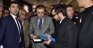 Bakan Ünal`a Azerbaycan Bayrağı Hediyesi