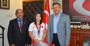 Başkan Aydın, Milli Güreşçiyi Altınla Ödüllendirdi