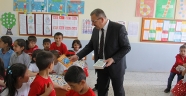 BAŞKAN AYDIN OKUMA BAYRAMINDA KİTAP HEDİYE ETTİ