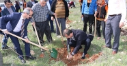 BAŞKAN BOZDAĞ VE ÖĞRENCİLER ŞEHİTLER HATIRA ORMANINDA FİDAN DİKİMİ GERÇEKLEŞTİRDİ