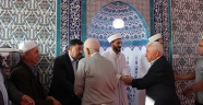 Başkan Çeleğen Bayram Namazını Merkez Camii’de kıldı.