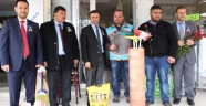 BAŞKAN ÇELEĞEN VATANDAŞLARA GÜL DAĞITTI