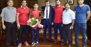 BAŞKAN ERKOÇ, DÜNYA ÜÇÜNCÜSÜ ERTUĞRUL KAHVECİ’Yİ MAKAMINDA KABUL ETTİ.