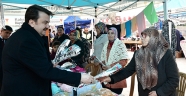 BAŞKAN ERKOÇ KARANFİL DAĞITTI