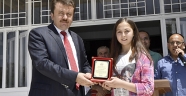 BAŞKAN ERKOÇ KARNE DAĞITTI