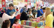 BAŞKAN ERKOÇ KİTAP FUARINDA İLGİ ODAĞI OLDU